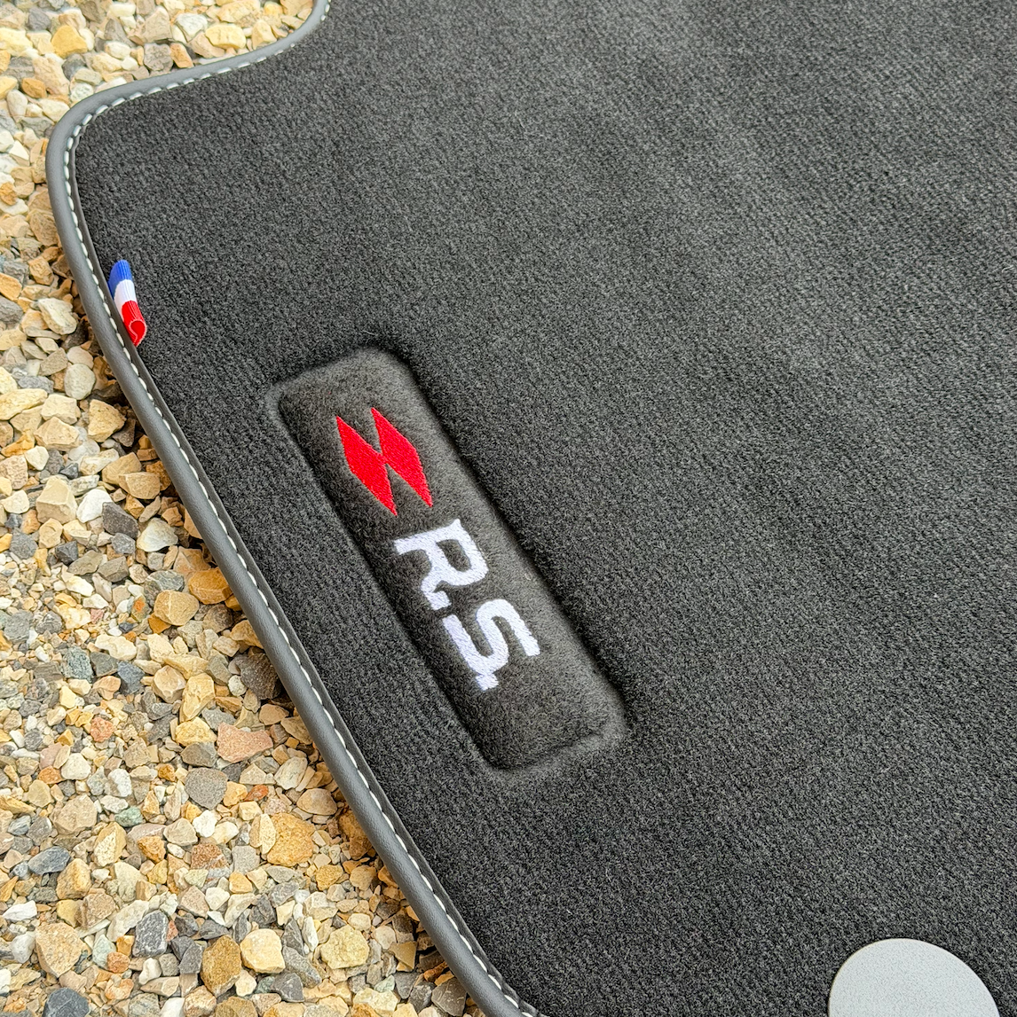 Lot de 4 tapis avec broderie "RS" Rouge pour Renault Sport - JOYAUTO