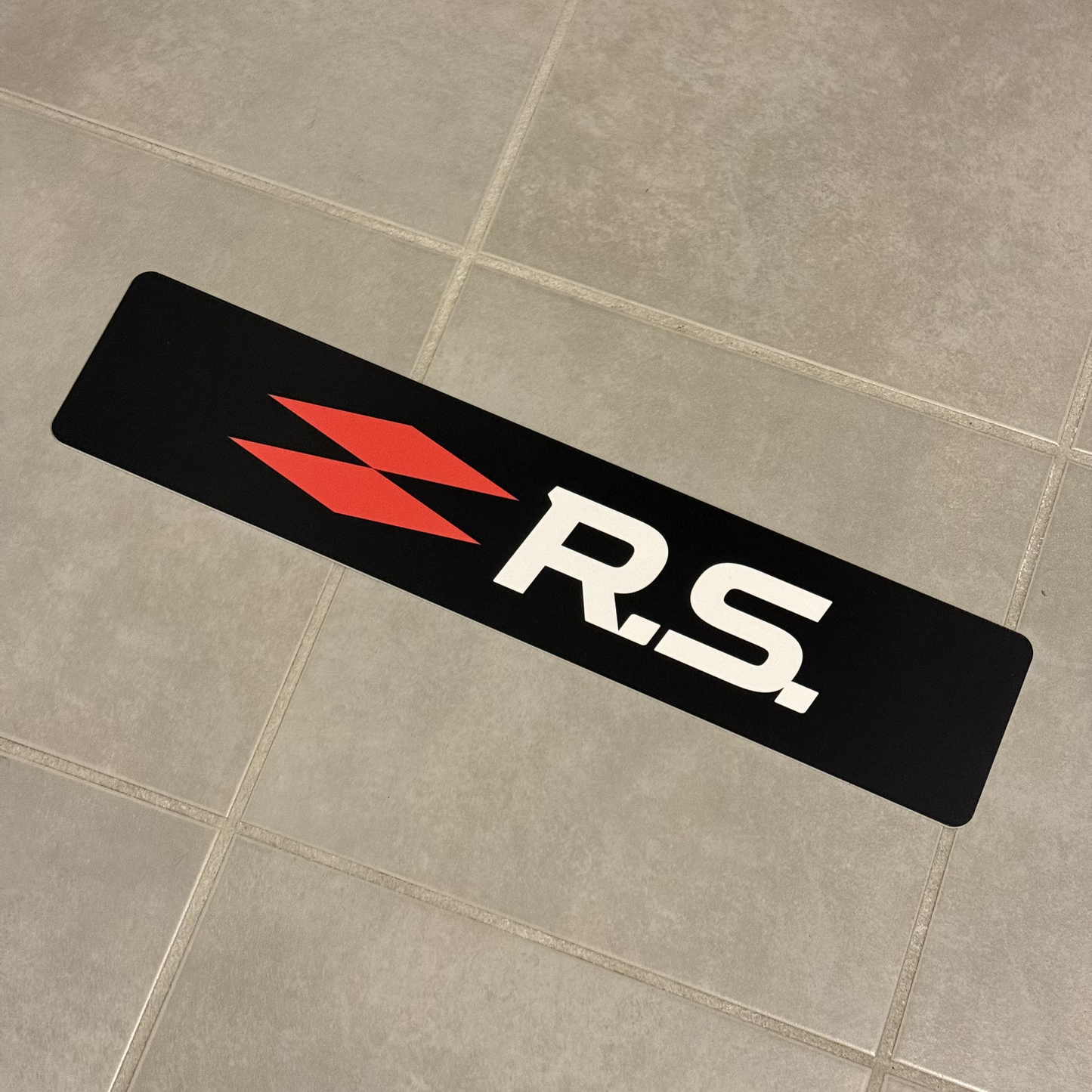 Cache Plaque "RS PERFORMANCE" Noir/Rouge
