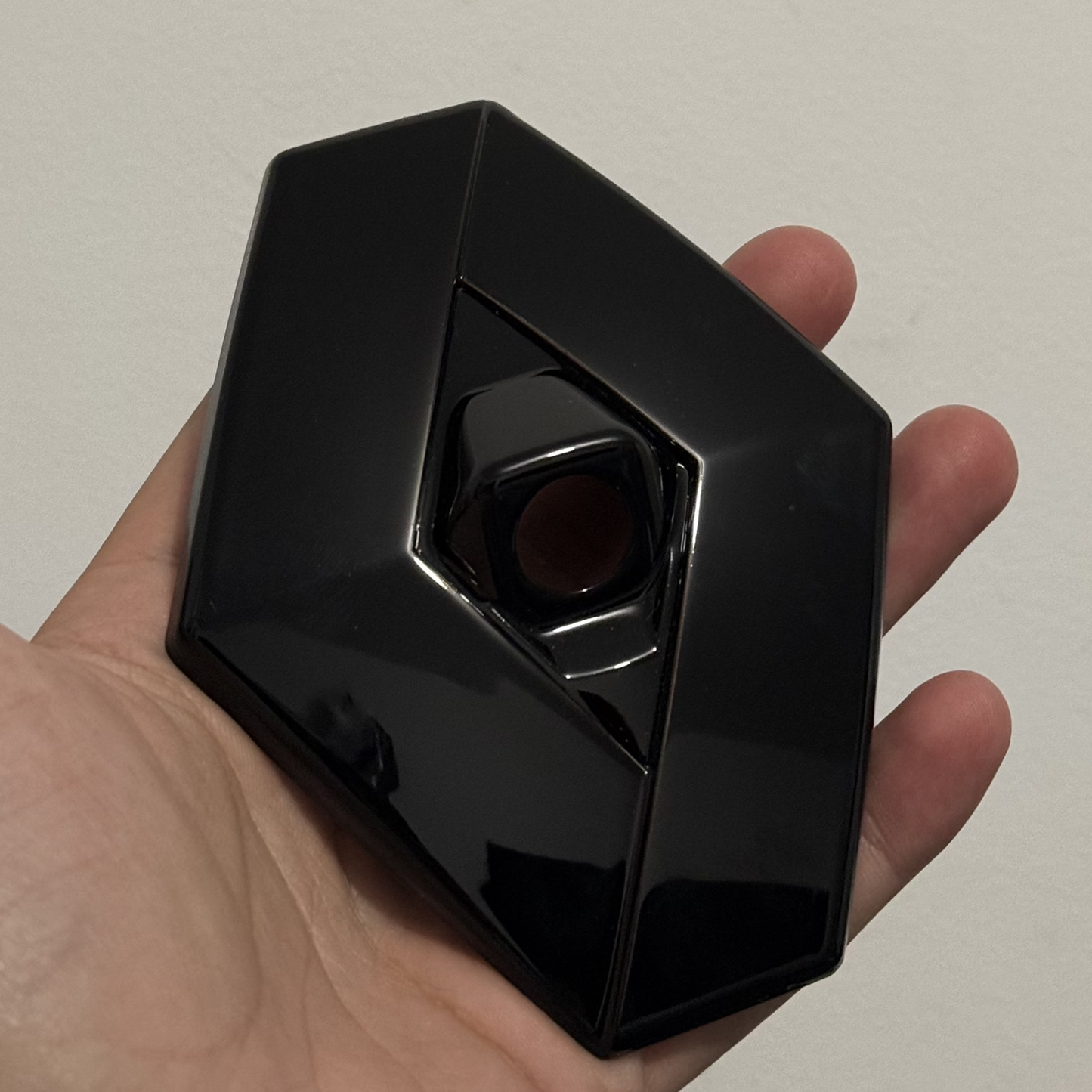 Logo Arrière Noir pour Megane 4rs/gt POUR MODÈLE AVEC CAMÉRA - 908895195R