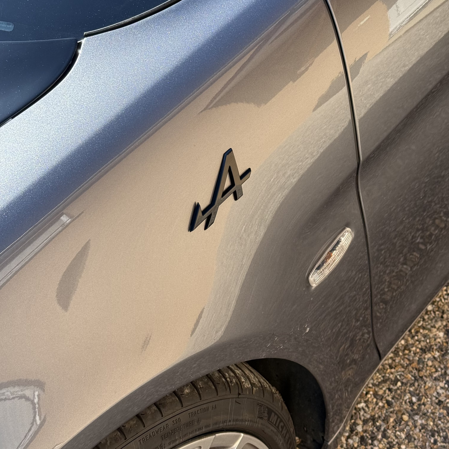 Monogrammes Alpine "A" Noir Brillant pour Ailes Avants