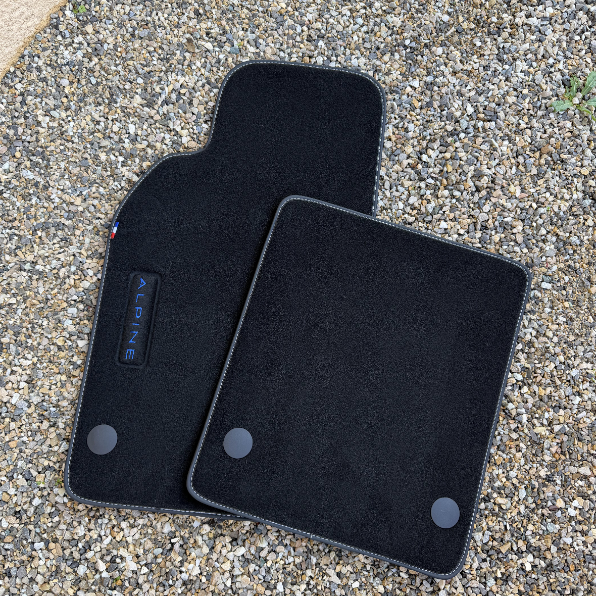 Lot de 2 tapis avec broderie "ALPINE" pour Alpine A110 - JOYAUTO