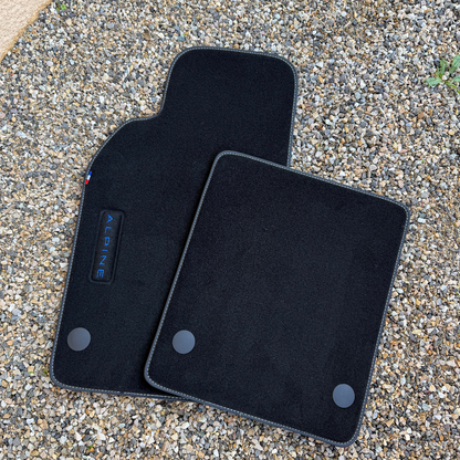 Lot de 2 tapis avec broderie "ALPINE" pour Alpine A110 - JOYAUTO