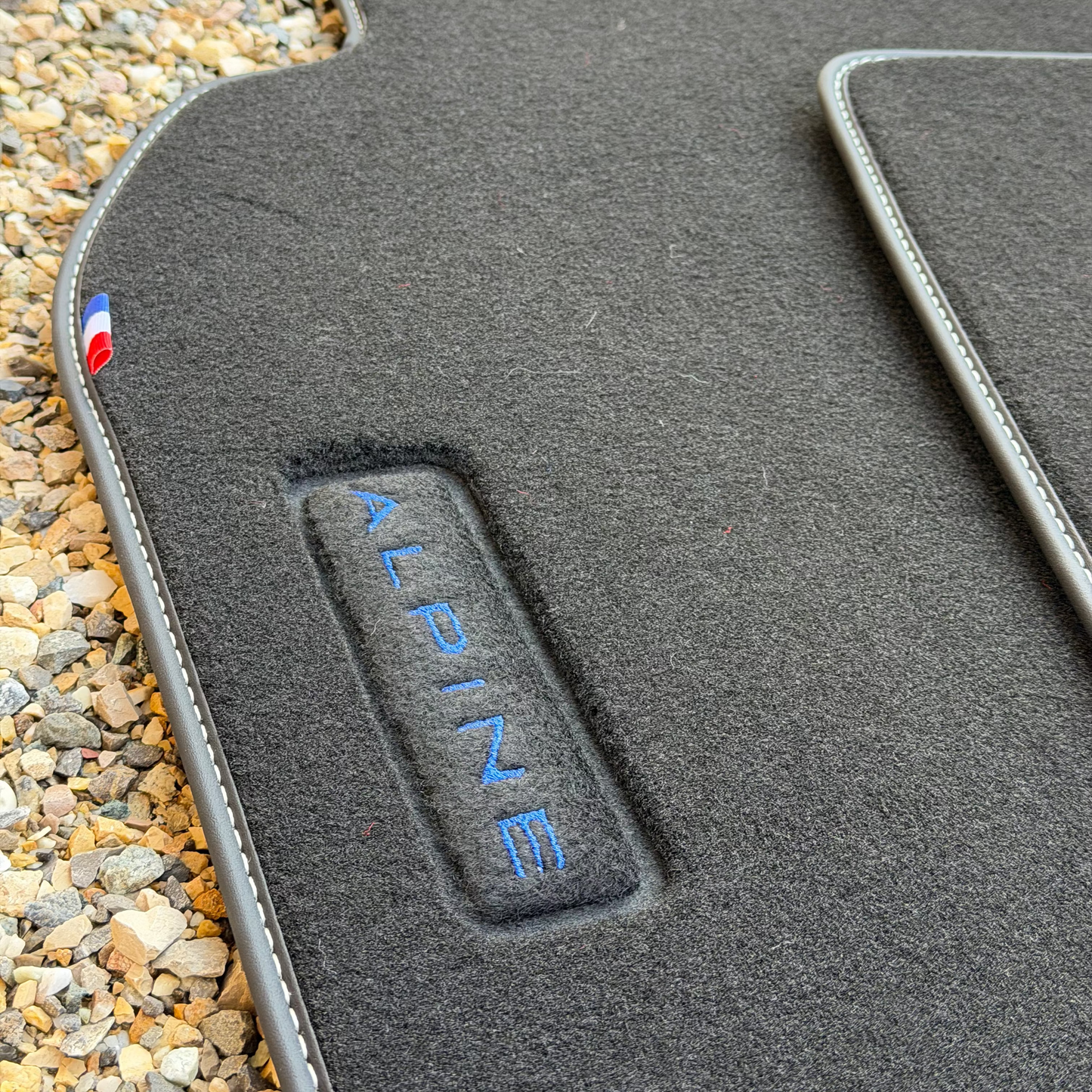 Lot de 2 tapis avec broderie "ALPINE" pour Alpine A110 - JOYAUTO