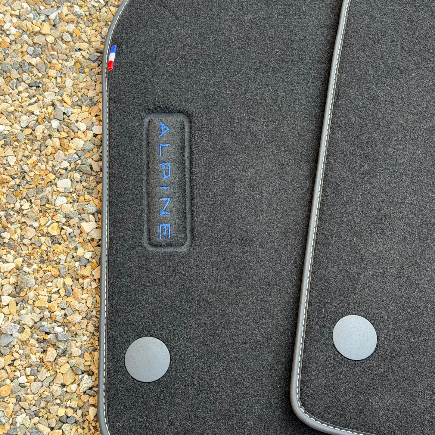 Lot de 2 tapis avec broderie "ALPINE" pour Alpine A110 - JOYAUTO