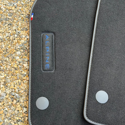 Lot de 2 tapis avec broderie "ALPINE" pour Alpine A110 - JOYAUTO
