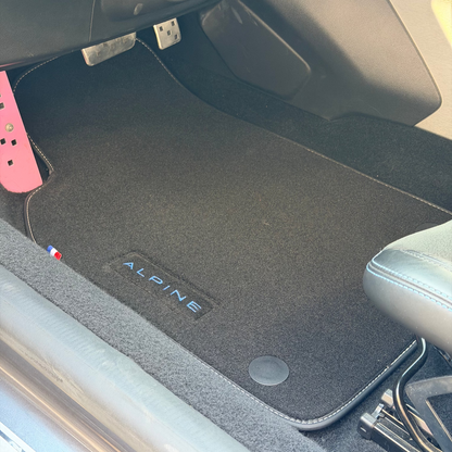 Lot de 2 tapis avec broderie "ALPINE" pour Alpine A110 - JOYAUTO